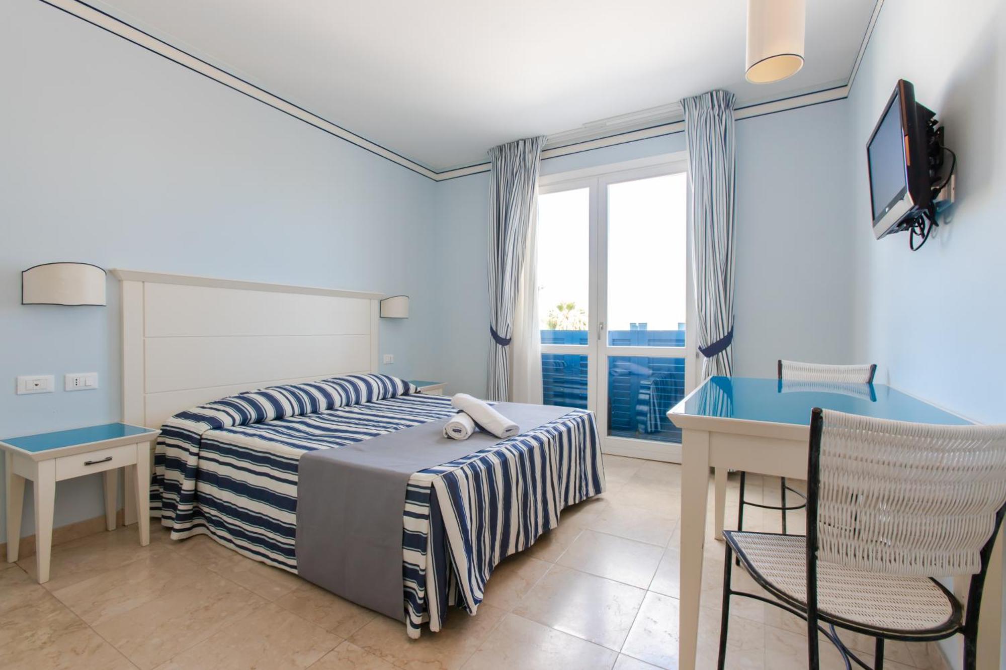 Cala La Luna Aparthotel 4*