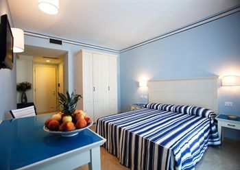 Aparthotel Cala La Luna 4*